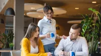 Psychologia w biznesie | Studia I stopnia w Bydgoszczy | Uniwersytet WSB Merito Bydgoszcz: studenci z wykładowcą podczas nauki