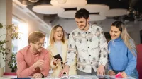 E-marketing | Studia I stopnia w Bydgoszczy | Uniwersytet WSB Merito Bydgoszcz: Główna grafika: Strefa studenta - Uniwersytet WSB Merito Bydgoszcz - studenci podczas wspólnej nauki