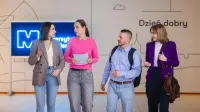 Kontynuuj studia | Uniwersytet WSB Merito Bydgoszcz: Główna grafika: Kontynuuj studia - Uniwersytet WSB Merito Bydgoszcz - studenci na korytarzu