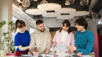 Kadry i płace | Studia II stopnia w Bydgoszczy | Uniwersytet WSB Merito Bydgoszcz: Główna grafika: Bydgoszcz-studia I stopnia-grupa studentów podczas nauki