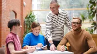 Główna grafika: Bydgoszcz-studia I stopnia-grupa studentów podczas zajęć