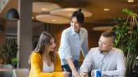 Zarządzanie projektami | Studia II stopnia w Bydgoszczy | Uniwersytet WSB Merito Bydgoszcz: Grupa studentów pracująca nad projektem