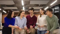 Rachunkowość przedsiębiorstw i kontrola finansowa | Studia II stopnia w Bydgoszczy | Uniwersytet WSB Merito Bydgoszcz: Rozmawiający studenci