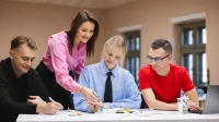 Terapia pedagogiczna | Studia II stopnia w Bydgoszczy | Uniwersytet WSB Merito Bydgoszcz: Grupa studentów z wykładowczynią