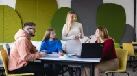 Zarządzanie zasobami ludzkimi | Studia II stopnia w Bydgoszczy | Uniwersytet WSB Merito Bydgoszcz: Grupa studentów pracująca nad projektem