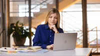 Marketing and sales | Studia II stopnia w Bydgoszczy | Uniwersytet WSB Merito Bydgoszcz: Studentka przy laptopie