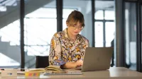 Podatki i doradztwo podatkowe | Studia II stopnia w Bydgoszczy | Uniwersytet WSB Merito Bydgoszcz: Studentka przy laptopie