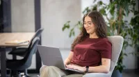 Bankowość i finanse cyfrowe | Studia II stopnia w Bydgoszczy | Uniwersytet WSB Merito Bydgoszcz: Studentka pracująca przy laptopie
