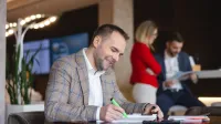 Mediacje sądowe i pozasądowe | Studia podyplomowe w Bydgoszczy | Uniwersytet WSB Merito Bydgoszcz: Główna grafika: Bydgoszcz-studia podyplomowe-studenci podczas zajęć