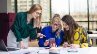 Bankowość cyfrowa | Studia podyplomowe w Bydgoszczy | Uniwersytet WSB Merito Bydgoszcz: Główna grafika: Bydgoszcz-studia podyplomowe-studentki podczas zajęć