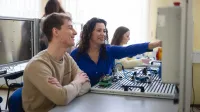 Inżynieria produkcji | Studia II stopnia w Bydgoszczy | Uniwersytet WSB Merito Bydgoszcz: Główna grafika: Bydgoszcz-studia I stopnia-studenci podczas zajęć w pracowni