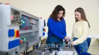 Automatyzacja i robotyzacja procesów | Studia II stopnia ze studiami podyplomowymi  | Uniwersytet WSB Merito Bydgoszcz: Główna grafika: Bydgoszcz-studia I stopnia-studenci podczas zajęć w pracowni