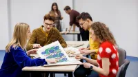 Design w biznesie | Studia I stopnia w Bydgoszczy | Uniwersytet WSB Merito Bydgoszcz: Grupa studentów na zajęciach grupowych z designu
