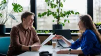 Bezpieczeństwo i higiena pracy | Studia podyplomowe w Bydgoszczy | Uniwersytet WSB Merito Bydgoszcz: Główna grafika: Bydgoszcz-studia podyplomowe-studenci podczas zajęć