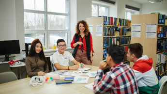 Pedagogika szkoły | Studia I stopnia w Bydgoszczy | Uniwersytet WSB Merito Bydgoszcz: studenci w bibliotece Uniwersytetu WSB Merito Bydgoszcz