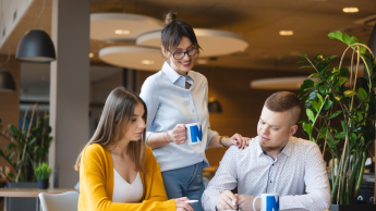 Psychologia w biznesie | Studia I stopnia w Bydgoszczy | Uniwersytet WSB Merito Bydgoszcz: studenci z wykładowcą podczas nauki