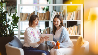 Pedagogika opiekuńczo-wychowawcza | Studia II stopnia w Bydgoszczy | Uniwersytet WSB Merito Bydgoszcz: Główna grafika: Bydgoszcz-studia I stopnia-studentki podczas nauki