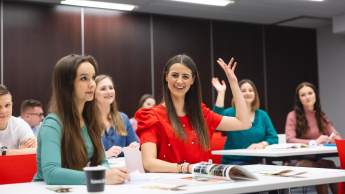Pedagogika szkoły | Studia II stopnia w Bydgoszczy | Uniwersytet WSB Merito Bydgoszcz: Główna grafika: Bydgoszcz-studia II stopnia-grupa studentów podczas zajęć