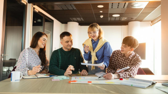 Zarządzanie przedsiębiorstwem | Studia I stopnia w Bydgoszczy | Uniwersytet WSB Merito Bydgoszcz: Główna grafika: Bydgoszcz-studia II stopnia-grupa studentów podczas nauki