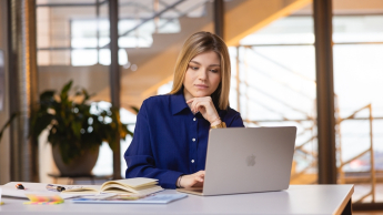Marketing and sales | Studia II stopnia w Bydgoszczy | Uniwersytet WSB Merito Bydgoszcz: Studentka przy laptopie