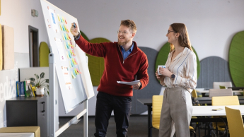 Zarządzanie projektem – Junior Project Manager | Studia II stopnia w Bydgoszczy | Uniwersytet WSB Merito Bydgoszcz: Studenci pracujący nad projektem