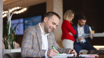 Mediacje sądowe i pozasądowe | Studia podyplomowe w Bydgoszczy | Uniwersytet WSB Merito Bydgoszcz: Główna grafika: Bydgoszcz-studia podyplomowe-studenci podczas zajęć