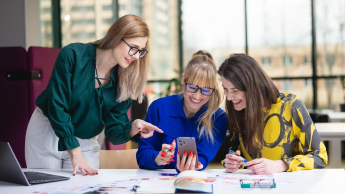 Bankowość cyfrowa | Studia podyplomowe w Bydgoszczy | Uniwersytet WSB Merito Bydgoszcz: Główna grafika: Bydgoszcz-studia podyplomowe-studentki podczas zajęć