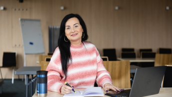 Planowanie produkcji - nowoczesne narzędzia: SAP S/4 HANA, Siemens Opcenter APS | Studia podyplomowe w Bydgoszczy | Uniwersytet WSB Merito Bydgoszcz: Główna grafika: Bydgoszcz-studia podyplomowe-studentka podczas zajęć