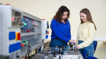 Automatyzacja i robotyzacja procesów | Studia II stopnia ze studiami podyplomowymi  | Uniwersytet WSB Merito Bydgoszcz: Główna grafika: Bydgoszcz-studia I stopnia-studenci podczas zajęć w pracowni
