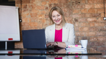 Zintegrowane systemy informatyczne – SAP ERP | Studia podyplomowe w Bydgoszczy | Uniwersytet WSB Merito Bydgoszcz: Główna grafika: Bydgoszcz-studia podyplomowe-studentka podczas zajęć