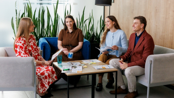 Organizacja i zarządzanie oświatą | Studia podyplomowe w Bydgoszczy | Uniwersytet WSB Merito Bydgoszcz: Główna grafika: Bydgoszcz-studia podyplomowe-studenci podczas zajęć