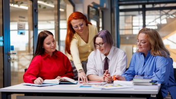 Business English | Studia podyplomowe w Bydgoszczy | Uniwersytet WSB Merito Bydgoszcz: Główna grafika: Bydgoszcz-studia podyplomowe-studenci podczas zajęć