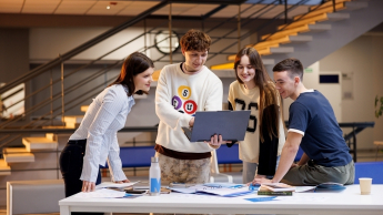 Projektowanie UX i UI | Studia I stopnia w Bydgoszczy | Uniwersytet WSB Merito Bydgoszcz: Główna grafika: Bydgoszcz-studia I stopnia-studenci podczas tworzenia projektu