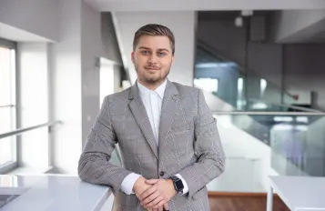 Cyfrowy uniwersytet | Uniwersytet WSB Merito Bydgoszcz: uczestnik studiów podyplomowych Uniwersytetu WSB Merito Bydgoszcz na korytarzu uczelni