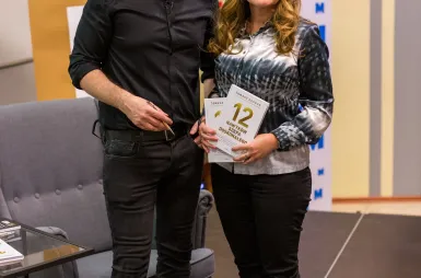 19 listopada | Premiera książki Tomasza Gordona - „12 nawyków szefa doskonałego” | Aktualności | Uniwersytet WSB Merito Bydgoszcz: Premiera książki Tomasza Gordona „12 nawyków szefa doskonałego” – Tomasz Gordon podpisujący książki