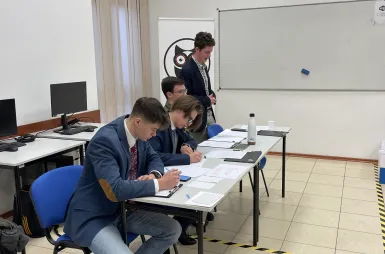 Debata oksfordzka w ramach Kujawsko‑Pomorskiej Ligi Debat na Uniwersytecie WSB Merito Bydgoszcz | 18.12.2025 [GALERIA ZDJĘĆ] | Aktualności | Uniwersytet WSB Merito Bydgoszcz: uczestnicy debaty oksfordzkiej