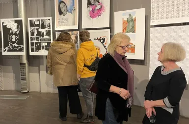 Wystawa prac studentów kierunku design w biznesie | 06.02–03.03.2026 [GALERIA ZDJĘĆ] | Aktualności | Uniwersytet WSB Merito Bydgoszcz: uczestnicy wernisażu prac studentów kierunku design w biznesie