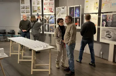 Wystawa prac studentów kierunku design w biznesie | 06.02–03.03.2026 [GALERIA ZDJĘĆ] | Aktualności | Uniwersytet WSB Merito Bydgoszcz: uczestnicy wernisażu prac studentów kierunku design w biznesie