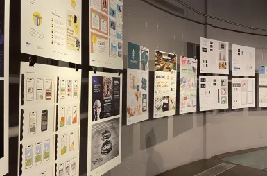 Wystawa prac studentów kierunku design w biznesie | 06.02–03.03.2026 [GALERIA ZDJĘĆ] | Aktualności | Uniwersytet WSB Merito Bydgoszcz: prace studentów kierunku design w biznesie