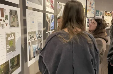 Wystawa prac studentów kierunku design w biznesie | 06.02–03.03.2026 [GALERIA ZDJĘĆ] | Aktualności | Uniwersytet WSB Merito Bydgoszcz: uczestnicy wernisażu prac studentów kierunku design w biznesie
