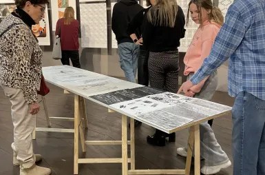 Wystawa prac studentów kierunku design w biznesie | 06.02–03.03.2026 [GALERIA ZDJĘĆ] | Aktualności | Uniwersytet WSB Merito Bydgoszcz: uczestnicy wernisażu prac studentów kierunku design w biznesie