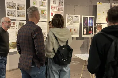 Wystawa prac studentów kierunku design w biznesie | 06.02–03.03.2026 [GALERIA ZDJĘĆ] | Aktualności | Uniwersytet WSB Merito Bydgoszcz: uczestnicy wernisażu prac studentów kierunku design w biznesie