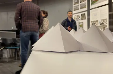 Wystawa prac studentów kierunku design w biznesie | 06.02–03.03.2026 [GALERIA ZDJĘĆ] | Aktualności | Uniwersytet WSB Merito Bydgoszcz: uczestnicy wernisażu prac studentów kierunku design w biznesie