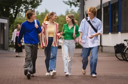 Aktualności | Uniwersytet WSB Merito Bydgoszcz: Główna grafika: Bydgoszcz-studia I stopnia-grupa poruszających się studentów 