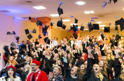 Aktualności | Uniwersytet WSB Merito Bydgoszcz: Uroczyste wręczanie dyplomów  - podrzucanie biretów