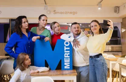 Aktualności | Uniwersytet WSB Merito Bydgoszcz: szóstka studentów robi sobie zdjęcie
