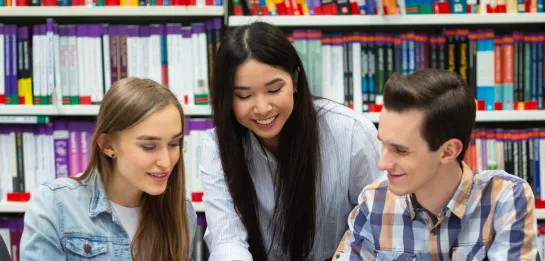 Studia II stopnia z podyplomowymi w Bydgoszczy | Uniwersytet WSB Merito Bydgoszcz: Główna grafika: Bydgoszcz- Studia II stopnia z podyplomowymi- Grupa studentów w bibliotece