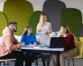 Kierunkowsk@z 2025/26 - wykłady dla uczniów szkół ponadpodstawowych | Aktualności | Uniwersytet WSB Merito Bydgoszcz: Grupa studentów pracująca nad projektem
