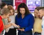 Wesołych, zdrowych i spokojnych Świąt! | Aktualności | Uniwersytet WSB Merito Bydgoszcz: 39. Czwartki Social Media – osoby oglądające tablet