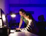 Przerwa wielkanocna | Aktualności | Uniwersytet WSB Merito Bydgoszcz: dwie studentki rozmawiające przy komputerze